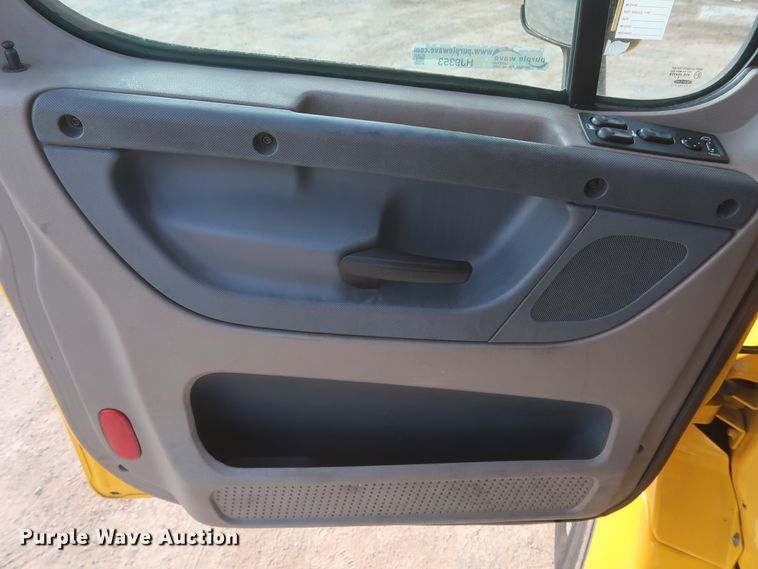 image for item HJ9353 2016 Freightliner Cascadia 125  semi truck