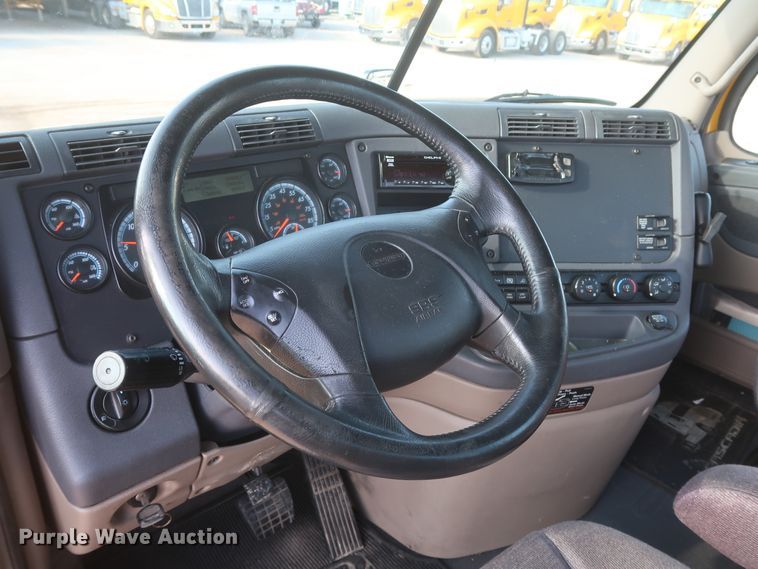 image for item HJ9353 2016 Freightliner Cascadia 125  semi truck