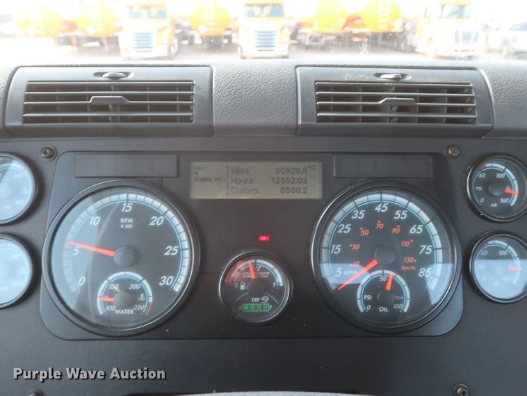 image for item HJ9353 2016 Freightliner Cascadia 125  semi truck