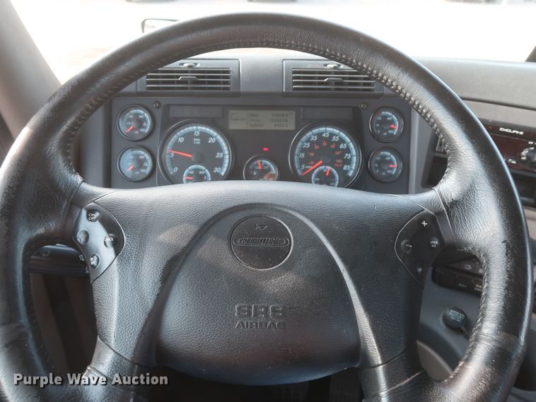 image for item HJ9353 2016 Freightliner Cascadia 125  semi truck