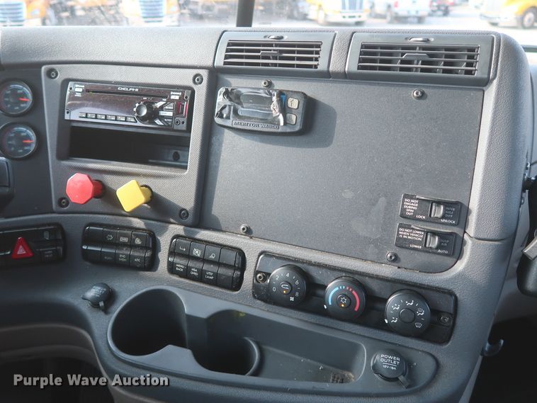 image for item HJ9353 2016 Freightliner Cascadia 125  semi truck