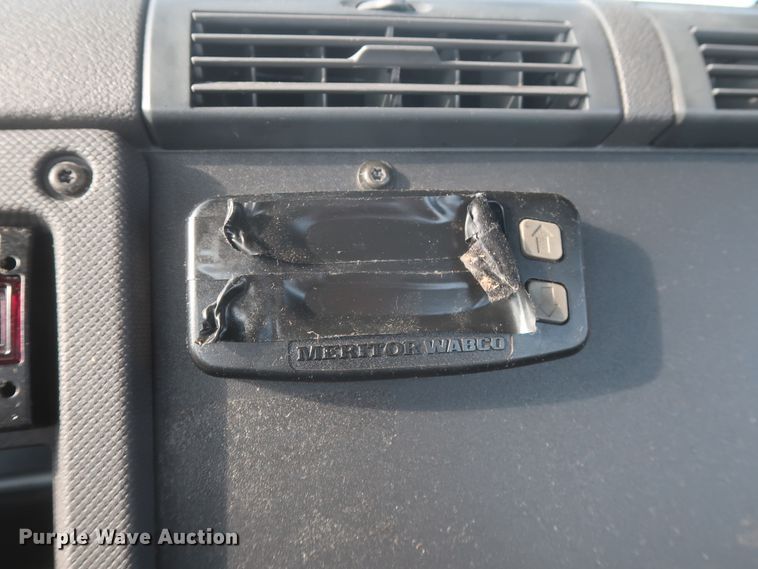 image for item HJ9353 2016 Freightliner Cascadia 125  semi truck