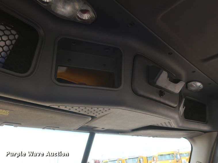 image for item HJ9353 2016 Freightliner Cascadia 125  semi truck