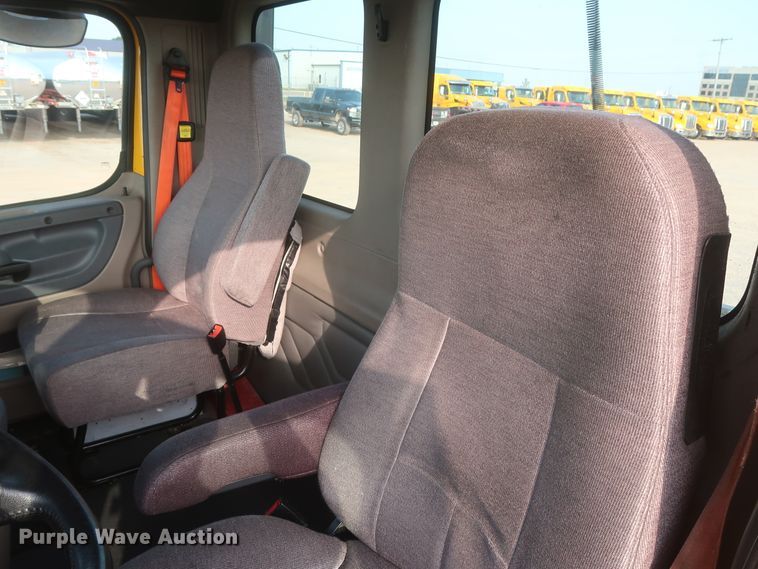 image for item HJ9353 2016 Freightliner Cascadia 125  semi truck