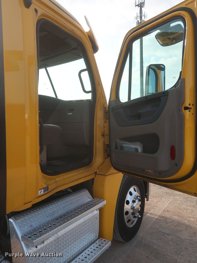 image for item HJ9353 2016 Freightliner Cascadia 125  semi truck