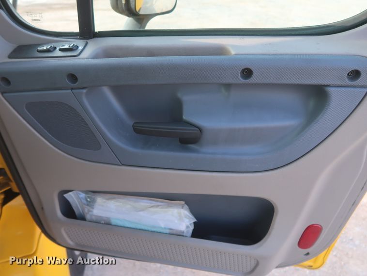 image for item HJ9353 2016 Freightliner Cascadia 125  semi truck