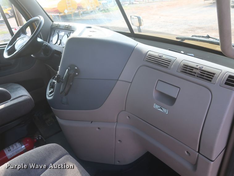 image for item HJ9353 2016 Freightliner Cascadia 125  semi truck