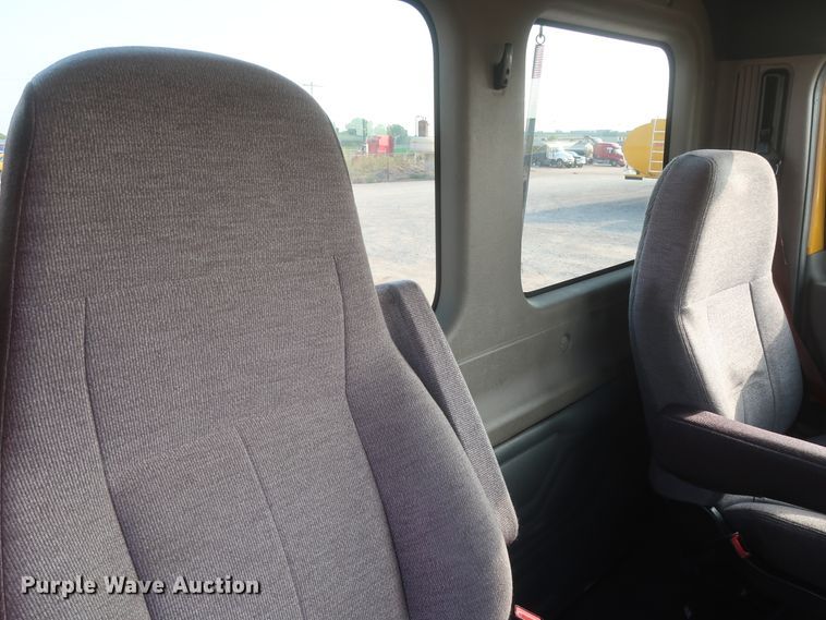 image for item HJ9353 2016 Freightliner Cascadia 125  semi truck