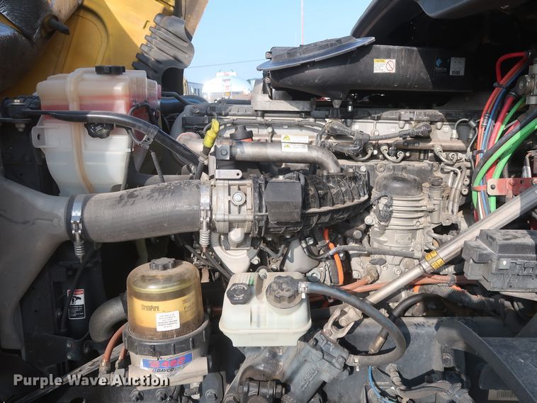 image for item HJ9353 2016 Freightliner Cascadia 125  semi truck