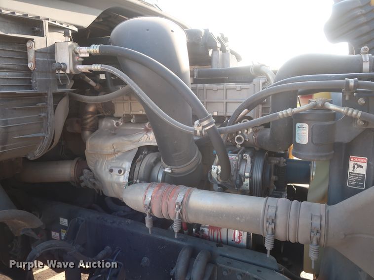 image for item HJ9353 2016 Freightliner Cascadia 125  semi truck