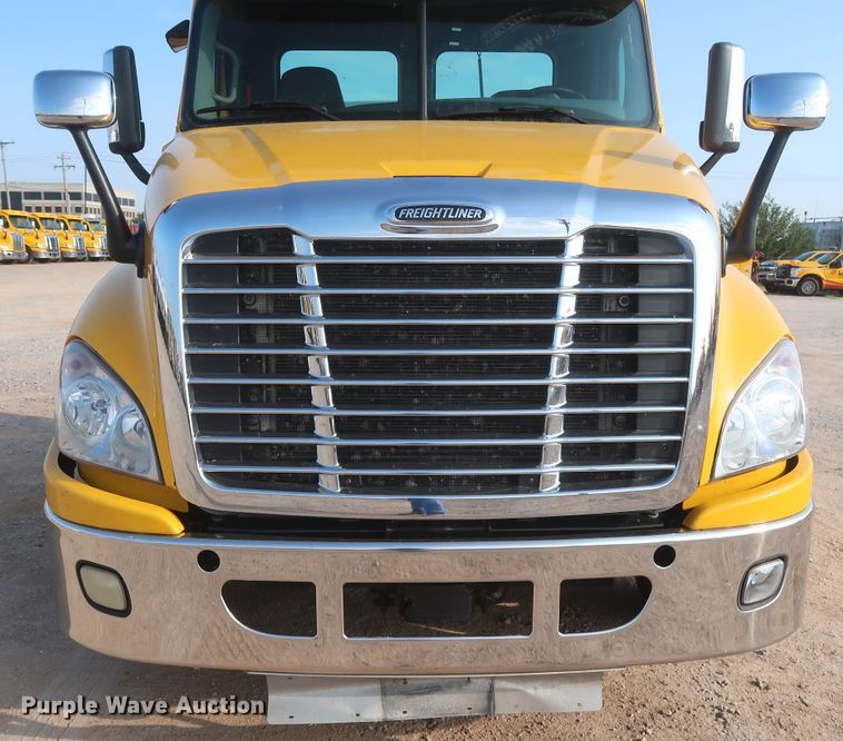 image for item HJ9353 2016 Freightliner Cascadia 125  semi truck