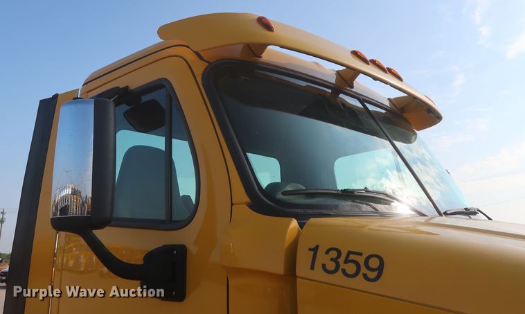 image for item HJ9353 2016 Freightliner Cascadia 125  semi truck