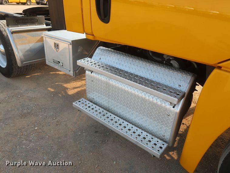 image for item HJ9353 2016 Freightliner Cascadia 125  semi truck