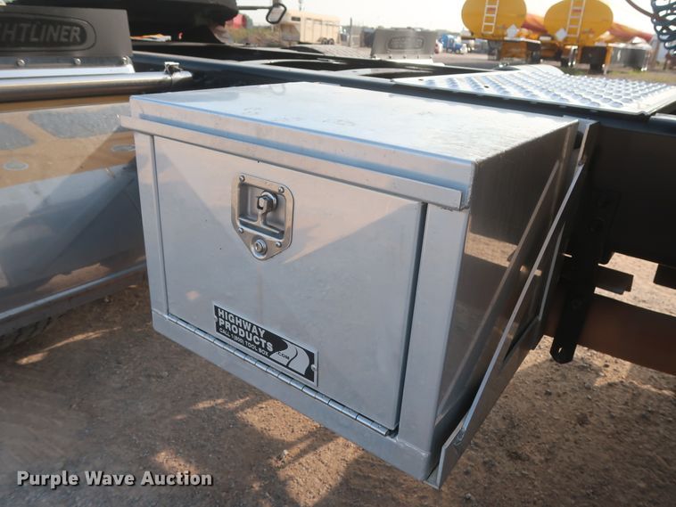 image for item HJ9353 2016 Freightliner Cascadia 125  semi truck