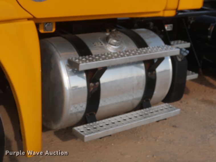 image for item HJ9353 2016 Freightliner Cascadia 125  semi truck