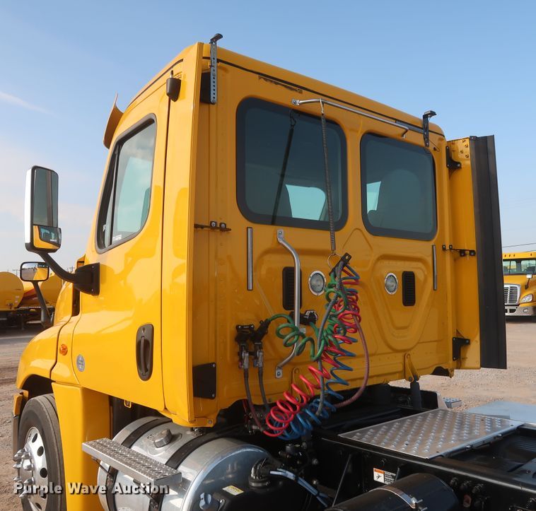 image for item HJ9353 2016 Freightliner Cascadia 125  semi truck