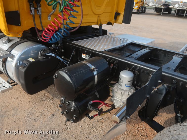 image for item HJ9353 2016 Freightliner Cascadia 125  semi truck