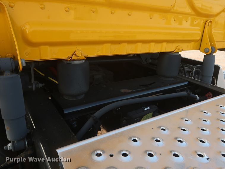 image for item HJ9353 2016 Freightliner Cascadia 125  semi truck