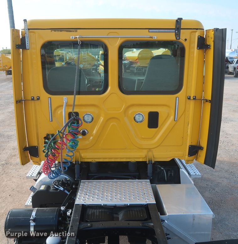 image for item HJ9353 2016 Freightliner Cascadia 125  semi truck