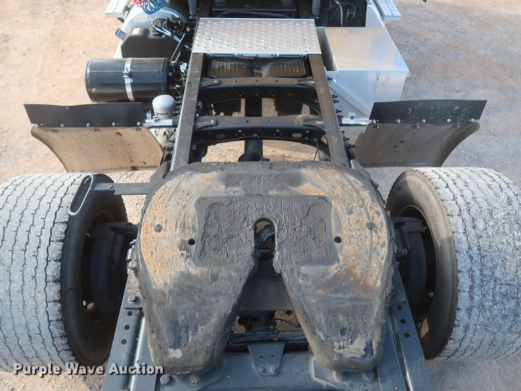 image for item HJ9353 2016 Freightliner Cascadia 125  semi truck