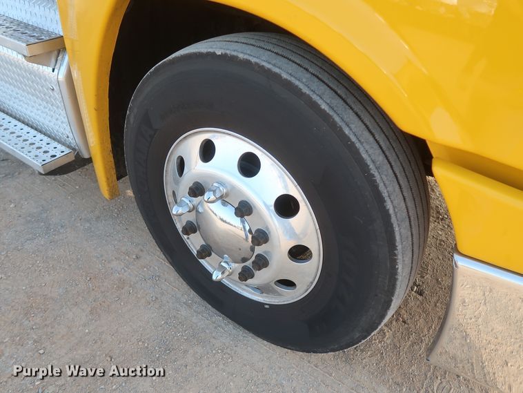 image for item HJ9353 2016 Freightliner Cascadia 125  semi truck