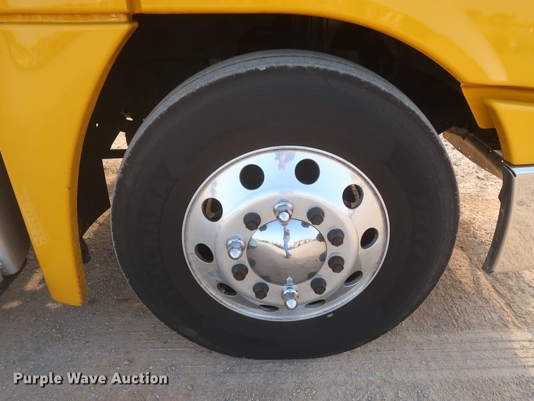 image for item HJ9353 2016 Freightliner Cascadia 125  semi truck