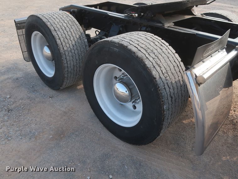 image for item HJ9353 2016 Freightliner Cascadia 125  semi truck