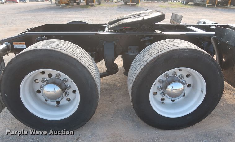 image for item HJ9353 2016 Freightliner Cascadia 125  semi truck