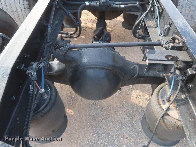 image for item HJ9353 2016 Freightliner Cascadia 125  semi truck