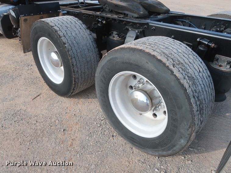 image for item HJ9353 2016 Freightliner Cascadia 125  semi truck