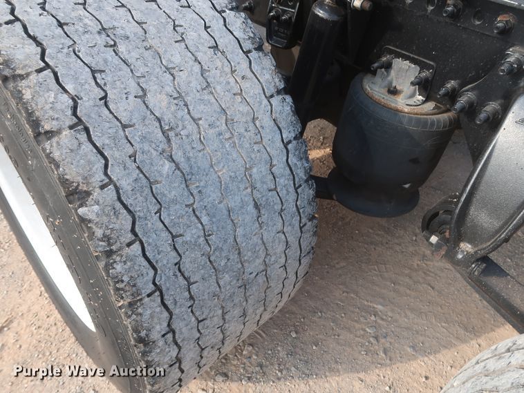 image for item HJ9353 2016 Freightliner Cascadia 125  semi truck