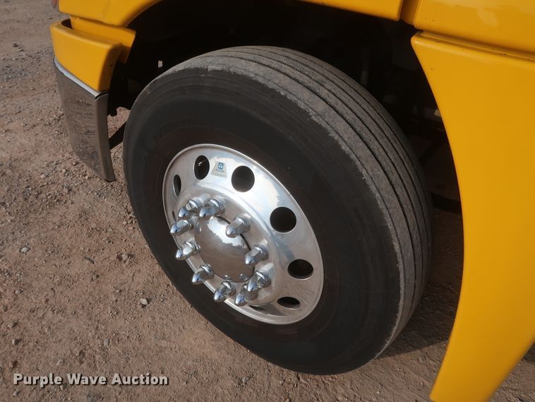 image for item HJ9353 2016 Freightliner Cascadia 125  semi truck