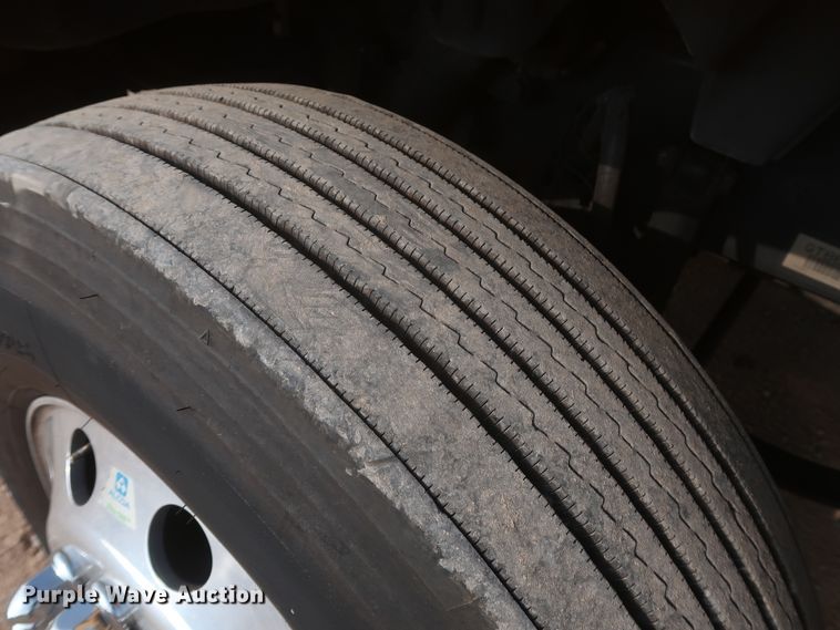 image for item HJ9353 2016 Freightliner Cascadia 125  semi truck