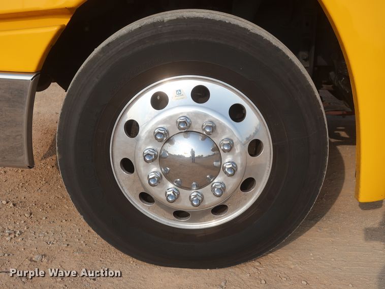 image for item HJ9353 2016 Freightliner Cascadia 125  semi truck