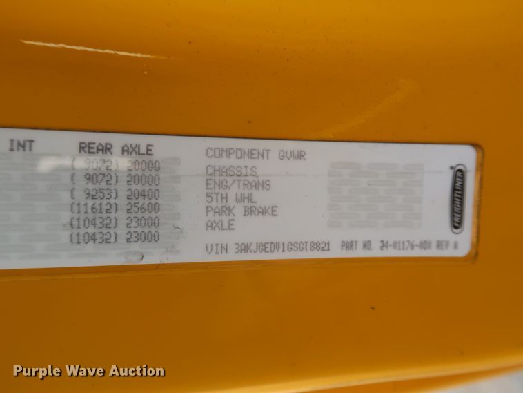 image for item HJ9353 2016 Freightliner Cascadia 125  semi truck