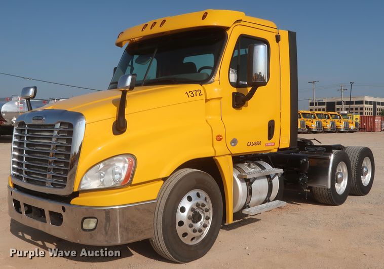 image for item HJ9354 2016 Freightliner Cascadia 125  semi truck