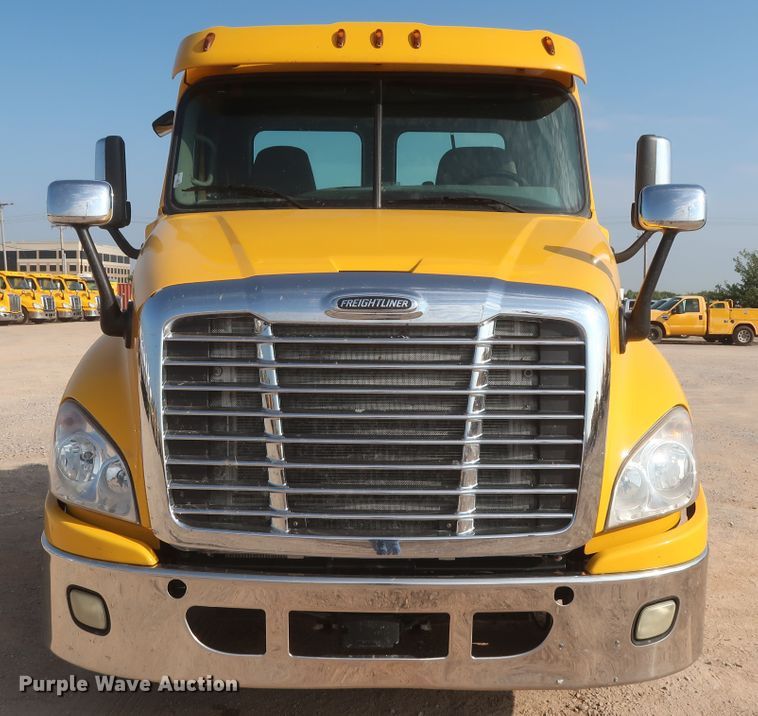 image for item HJ9354 2016 Freightliner Cascadia 125  semi truck