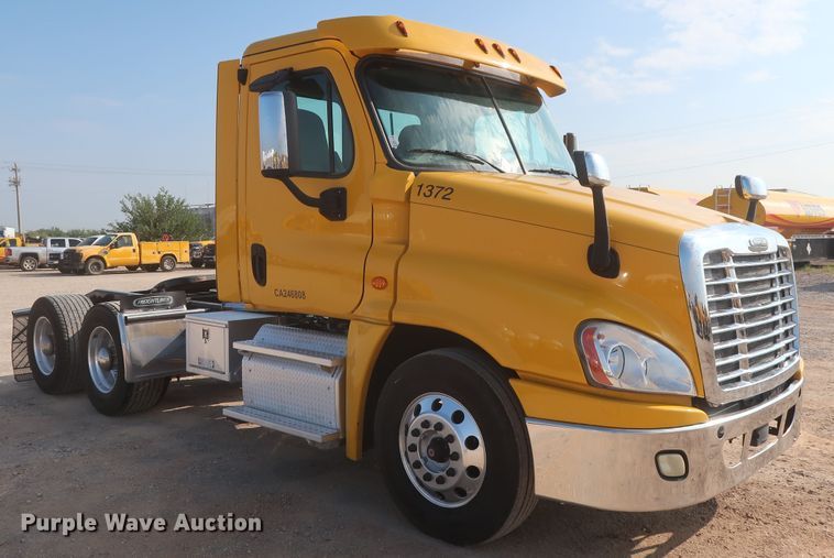 image for item HJ9354 2016 Freightliner Cascadia 125  semi truck