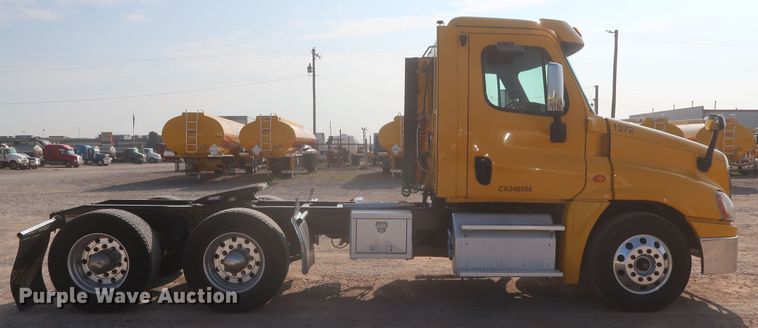 image for item HJ9354 2016 Freightliner Cascadia 125  semi truck