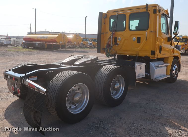 image for item HJ9354 2016 Freightliner Cascadia 125  semi truck