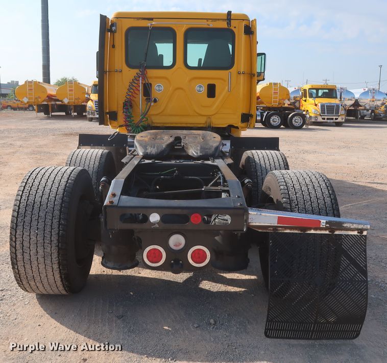 image for item HJ9354 2016 Freightliner Cascadia 125  semi truck