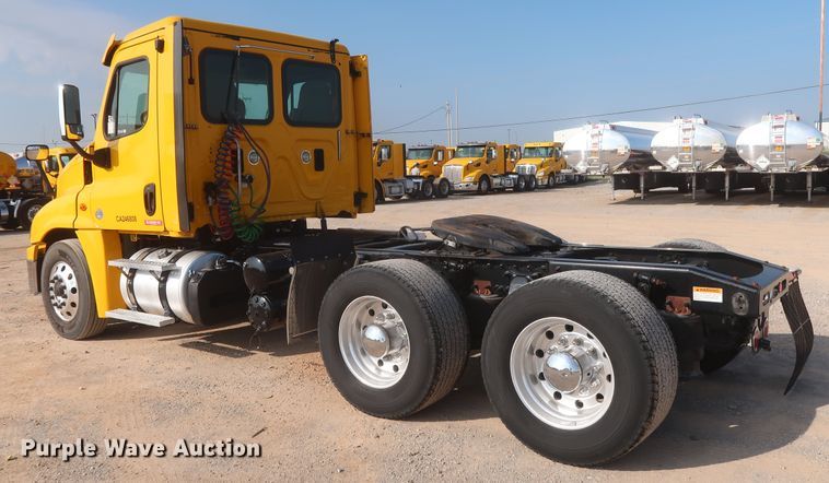 image for item HJ9354 2016 Freightliner Cascadia 125  semi truck