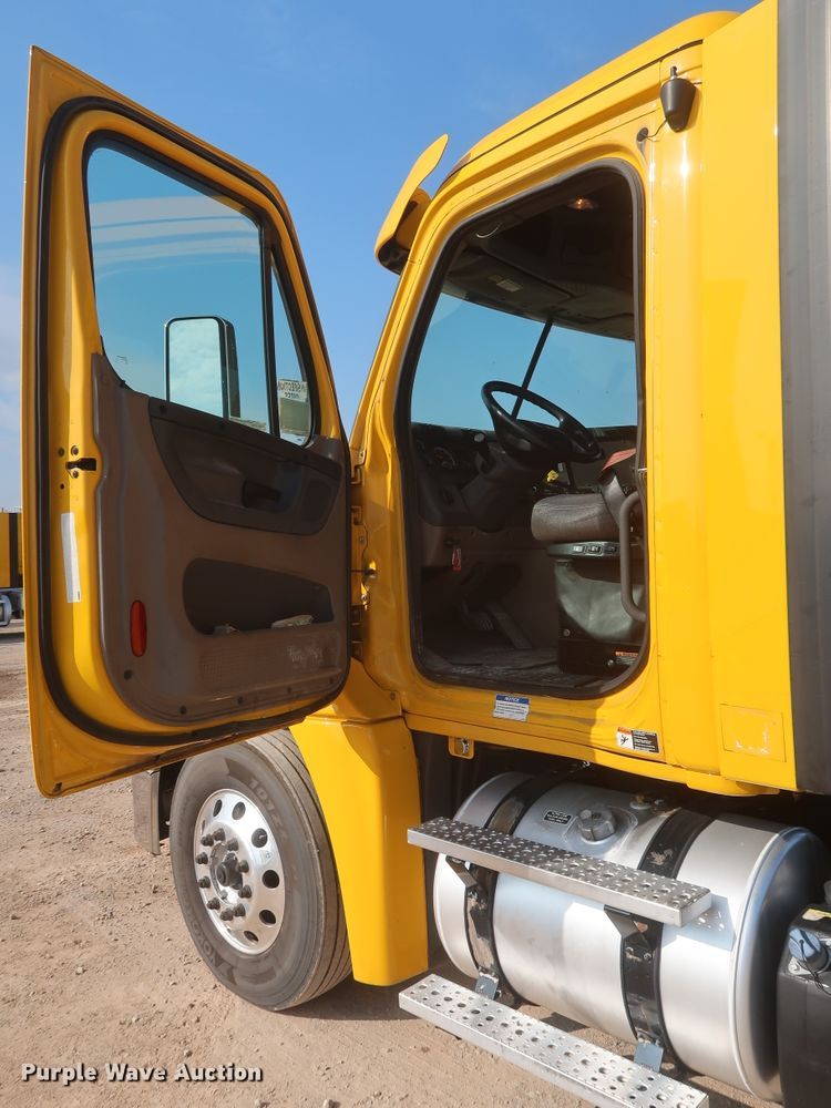 image for item HJ9354 2016 Freightliner Cascadia 125  semi truck