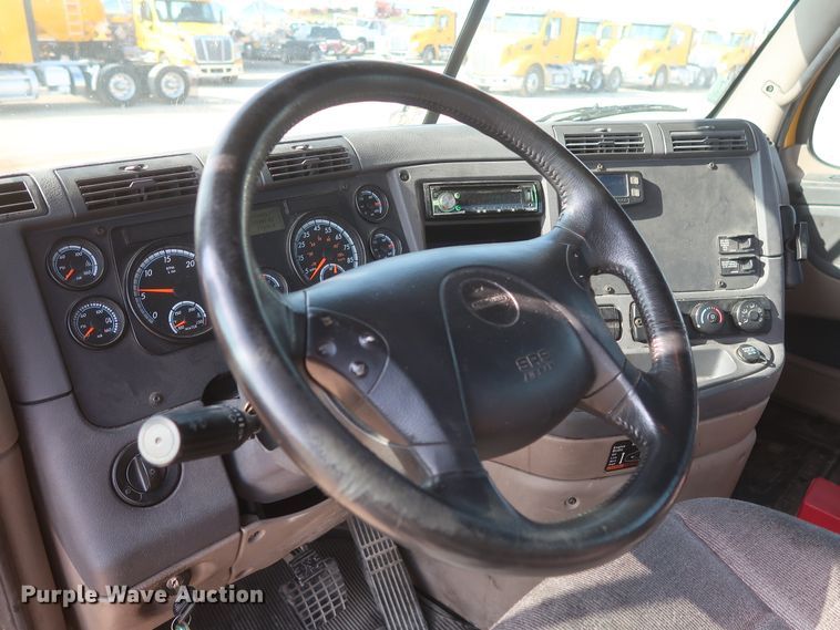 image for item HJ9354 2016 Freightliner Cascadia 125  semi truck