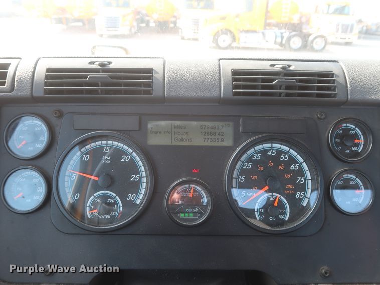 image for item HJ9354 2016 Freightliner Cascadia 125  semi truck