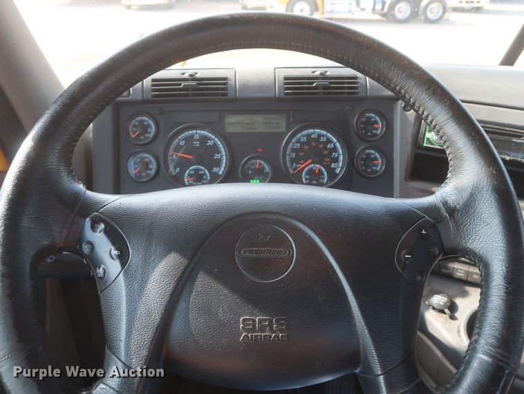 image for item HJ9354 2016 Freightliner Cascadia 125  semi truck