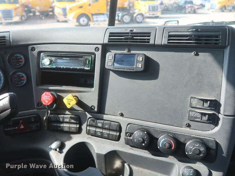 image for item HJ9354 2016 Freightliner Cascadia 125  semi truck