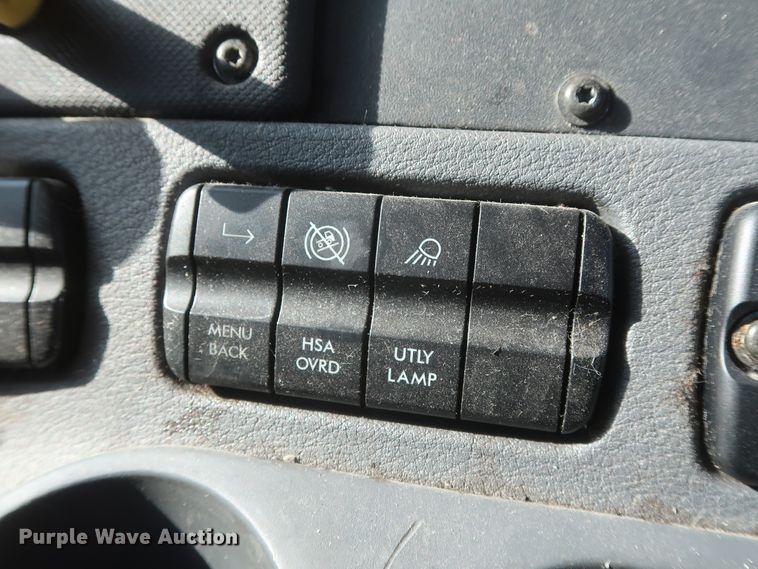 image for item HJ9354 2016 Freightliner Cascadia 125  semi truck