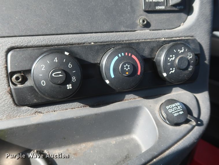 image for item HJ9354 2016 Freightliner Cascadia 125  semi truck