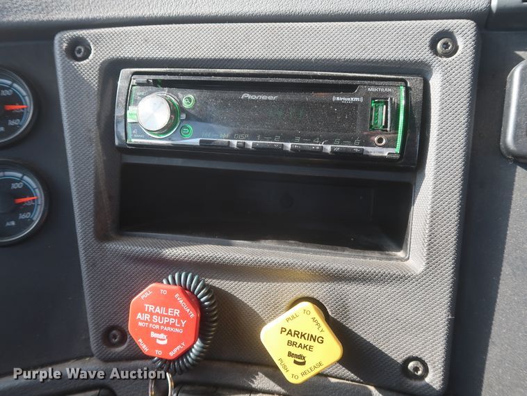 image for item HJ9354 2016 Freightliner Cascadia 125  semi truck